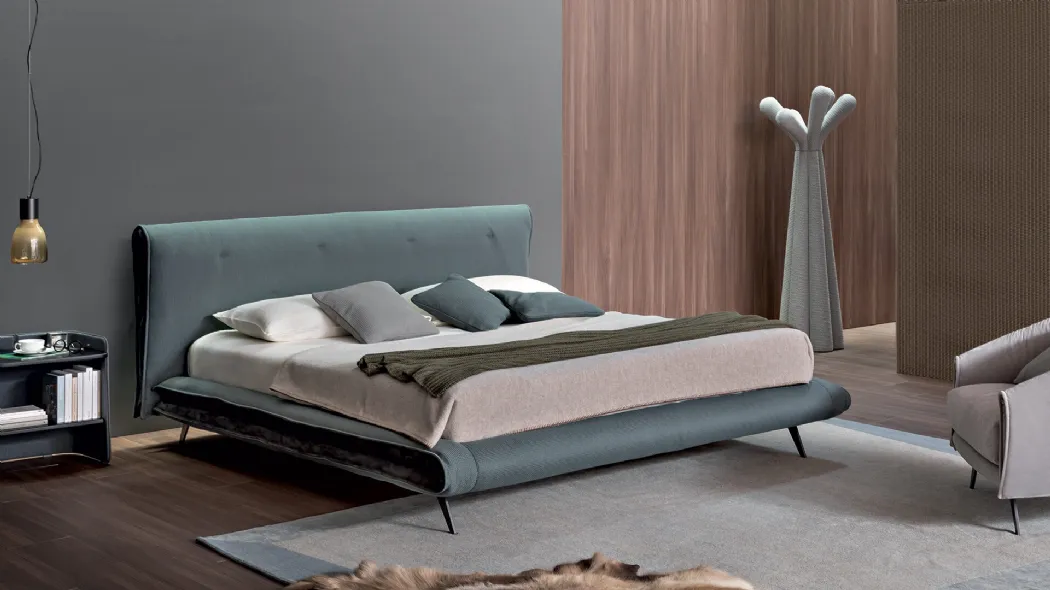 Letto in tessuto imbottito con testiera Saddle Bed di Bonaldo