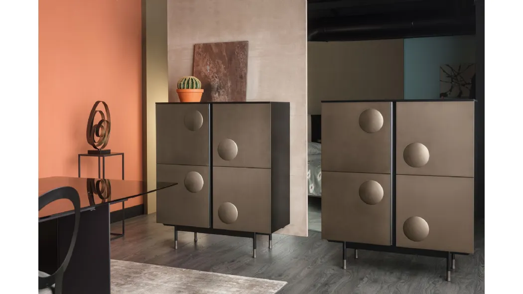 Madia Alta con ante rivestite in metallo con quattro sezioni di sfera in rilievo Melody Cabinet di Cantori