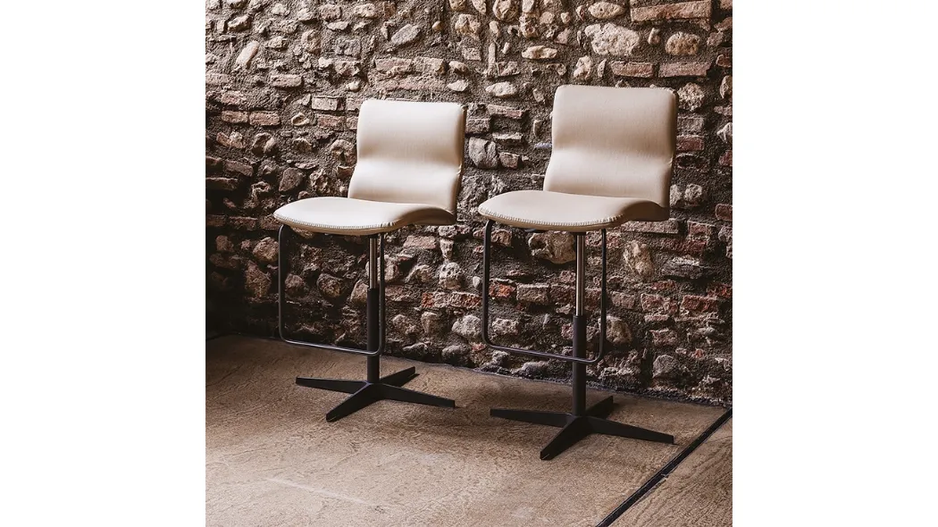 Sgabello in acciaio verniciato con seduta in pelle Victor X di Cattelan Italia