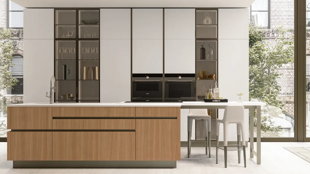 Cucina Moderna Iconica 04 in Canneté Noce Chiaro e Vetro Bianco Puro di Veneta Cucine