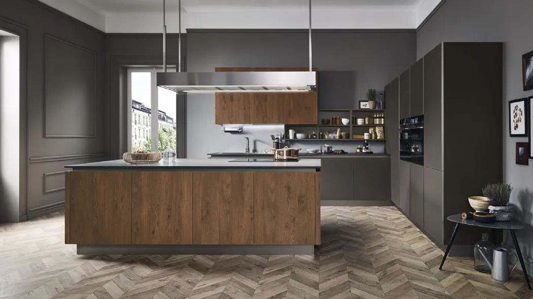 Cucina Moderna Ri-flex 02 con isola in Olmo antico e vetro laccato opaco Marrone Oliva di Veneta Cucine