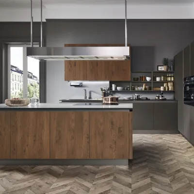 Cucina Moderna Ri-flex 02 con isola in Olmo antico e vetro laccato opaco Marrone Oliva di Veneta Cucine